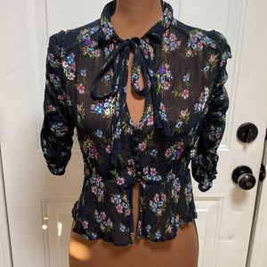 FREE PEOPLE beautiful Sheer appliqué Blouse, Sz Small. Like new condition!